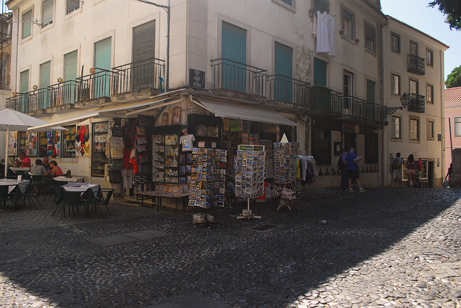 Tourist shop. Lisbon, Portugal | www.alicia-carvalho.com/blog