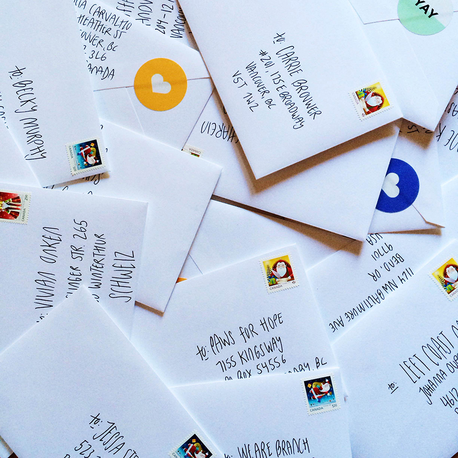 Fun and bright round stickers to liven up your snail mail. Stickers by Moo | www.alicia-carvalho.com